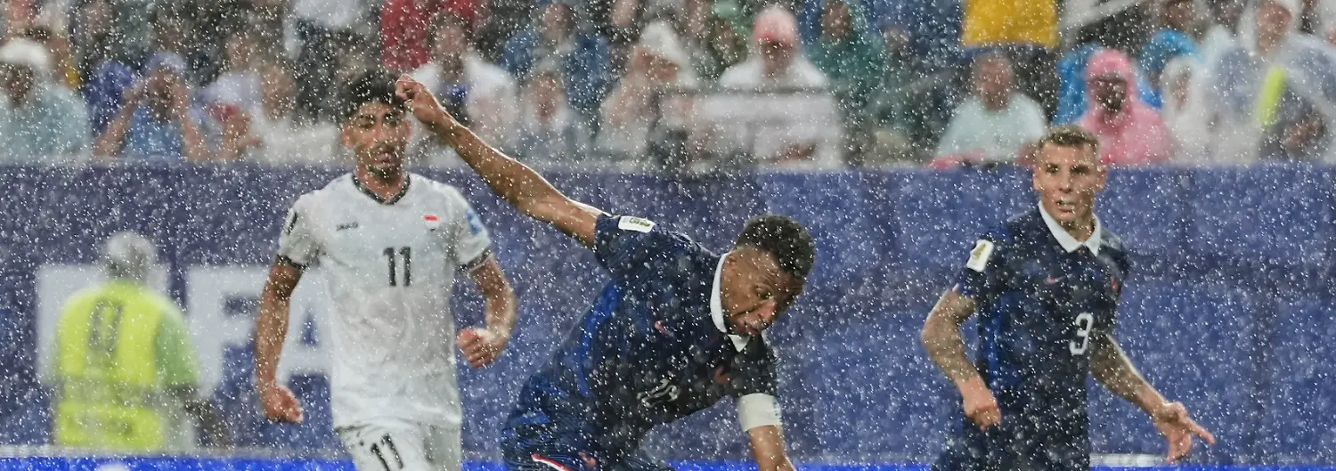 Fussball-Maenner-WM-Frankreich-Irak-Vorrunde-Gruppe-I-2-Spieltag-Philadelphia-Stadion-Der-Iraker-Hussein-Ali-Irak-setzt-sich-im-Regen-gegen-den-Franzosen-Kylian-Mbappe-durch