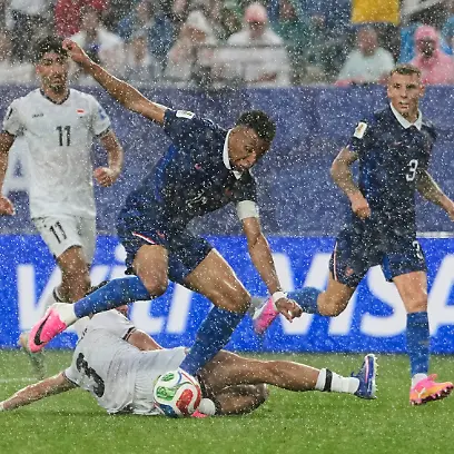 Fussball-Maenner-WM-Frankreich-Irak-Vorrunde-Gruppe-I-2-Spieltag-Philadelphia-Stadion-Der-Iraker-Hussein-Ali-Irak-setzt-sich-im-Regen-gegen-den-Franzosen-Kylian-Mbappe-durch