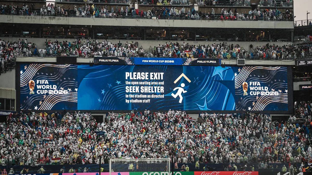 Fussball-Herren-FIFA-Fussball-Weltmeisterschaft-2026-Gruppe-I-Frankreich-vs-Irak-22-06-2026-Das-Stadion-wird-aufgrund-eines-Unwetters-Gewitter-Blitz-Donner-geraeumt-auf-der-Anzeige-steht-please-exit-the-open-seating-area-and-seek-shelter-in-the-stadium-as-directed-by-stadium-staff-Philadelphia-Philadelphia-Stadion-Pennsylvania-United-States-of-America-Mens-Soccer-2026-FIFA-World-Cup-Group-I-France-vs