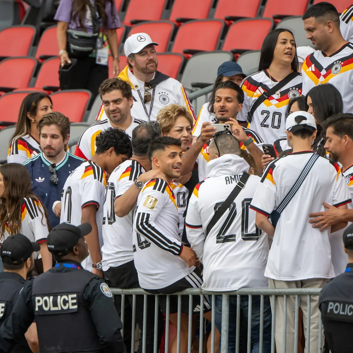 Fussball-Herren-FIFA-World-Cup-2026-Spiel-in-Toronto-Gruppe-E-2-Spieltag-Deutschland-Elfenbeinkueste-2-1-Nadiem-Amiri-M-Deutschland-im-Kreis-seiner-Freunde-nach-Abpfiff-20-06