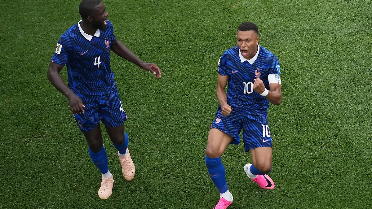 Im-100-Laenderspiel-Kylian-Mbappe-feiert-sein-Fuehrungstor-mit-Bayern-Profi-Dayot-Upamecano