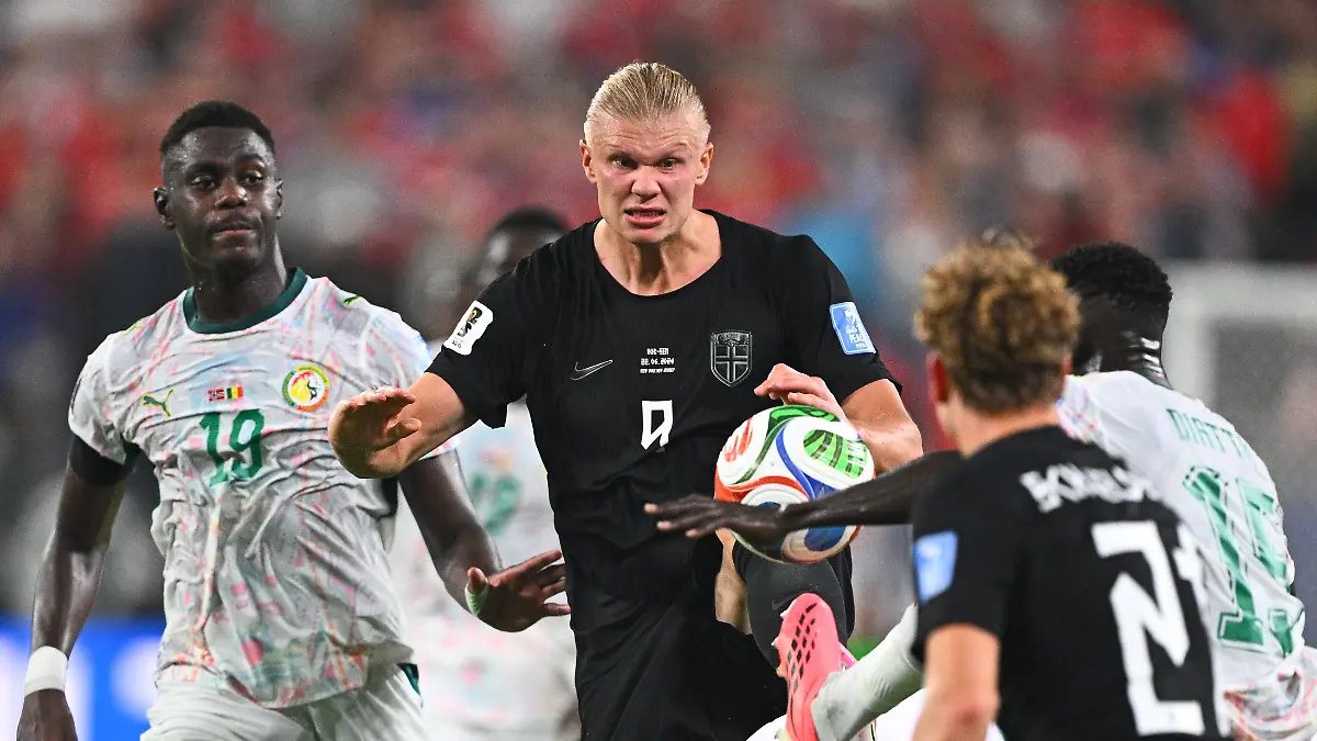 Fussball-Maenner-WM-2026-Norwegen-Senegal-Vorrunde-Gruppe-I-Spieltag-2-New-York-New-Jersey-Stadion-Erling-Haaland-M-Norwegen-kaempft-gegen-Moussa-Niakhate-l-Senegal-und-Krepin-Diatta-Senegal-r-um-den-Ball-ACHTUNG-Gemaess-den-Auflagen-der-FIFA-duerfen-die-Bilder-ausschliesslich-zur-redaktionellen-Verwendung-genutzt-werden-Eine-kommerzielle-Nutzung-ist-ausgeschlossen-Zudem-duerfen-keine-videoaehnlichen-Sequenzen-erstellt-werden-und-es-duerfen-keine-Veraenderungen-weder-im-Vordergrund-noch-im-Hintergrund-am-Bild-vorgenommen-werden