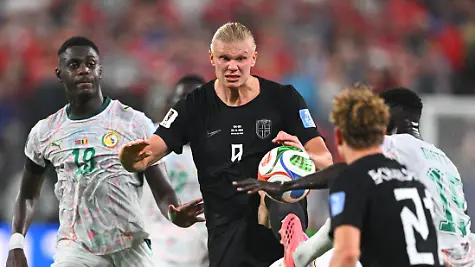 Fussball-Maenner-WM-2026-Norwegen-Senegal-Vorrunde-Gruppe-I-Spieltag-2-New-York-New-Jersey-Stadion-Erling-Haaland-M-Norwegen-kaempft-gegen-Moussa-Niakhate-l-Senegal-und-Krepin-Diatta-Senegal-r-um-den-Ball-ACHTUNG-Gemaess-den-Auflagen-der-FIFA-duerfen-die-Bilder-ausschliesslich-zur-redaktionellen-Verwendung-genutzt-werden-Eine-kommerzielle-Nutzung-ist-ausgeschlossen-Zudem-duerfen-keine-videoaehnlichen-Sequenzen-erstellt-werden-und-es-duerfen-keine-Veraenderungen-weder-im-Vordergrund-noch-im-Hintergrund-am-Bild-vorgenommen-werden