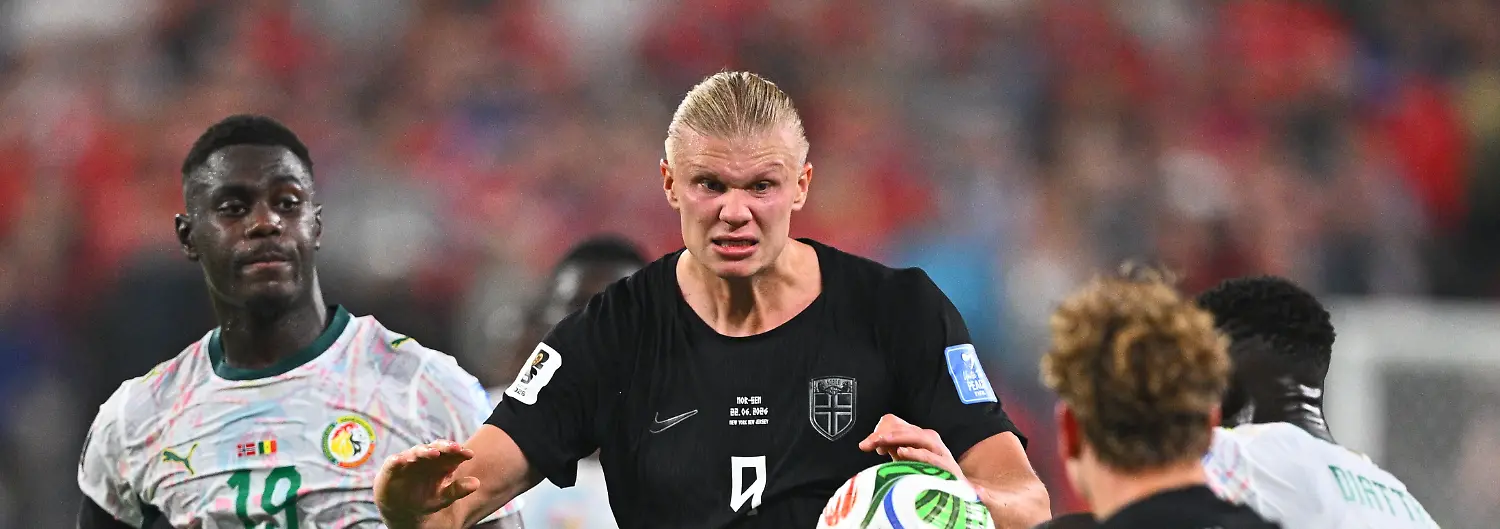 Fussball-Maenner-WM-2026-Norwegen-Senegal-Vorrunde-Gruppe-I-Spieltag-2-New-York-New-Jersey-Stadion-Erling-Haaland-M-Norwegen-kaempft-gegen-Moussa-Niakhate-l-Senegal-und-Krepin-Diatta-Senegal-r-um-den-Ball-ACHTUNG-Gemaess-den-Auflagen-der-FIFA-duerfen-die-Bilder-ausschliesslich-zur-redaktionellen-Verwendung-genutzt-werden-Eine-kommerzielle-Nutzung-ist-ausgeschlossen-Zudem-duerfen-keine-videoaehnlichen-Sequenzen-erstellt-werden-und-es-duerfen-keine-Veraenderungen-weder-im-Vordergrund-noch-im-Hintergrund-am-Bild-vorgenommen-werden