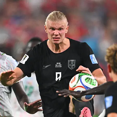 Fussball-Maenner-WM-2026-Norwegen-Senegal-Vorrunde-Gruppe-I-Spieltag-2-New-York-New-Jersey-Stadion-Erling-Haaland-M-Norwegen-kaempft-gegen-Moussa-Niakhate-l-Senegal-und-Krepin-Diatta-Senegal-r-um-den-Ball-ACHTUNG-Gemaess-den-Auflagen-der-FIFA-duerfen-die-Bilder-ausschliesslich-zur-redaktionellen-Verwendung-genutzt-werden-Eine-kommerzielle-Nutzung-ist-ausgeschlossen-Zudem-duerfen-keine-videoaehnlichen-Sequenzen-erstellt-werden-und-es-duerfen-keine-Veraenderungen-weder-im-Vordergrund-noch-im-Hintergrund-am-Bild-vorgenommen-werden