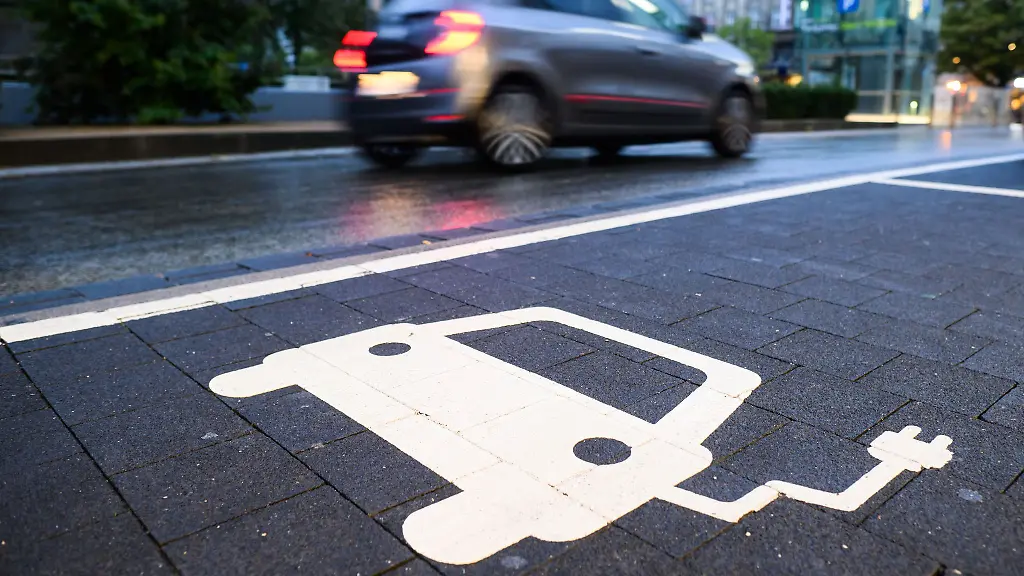 Einer-Umfrage-zufolge-nutzen-aktuell-nur-zwei-von-zehn-Niedersachsen-regelmaessig-oder-gelegentlich-E-Autos