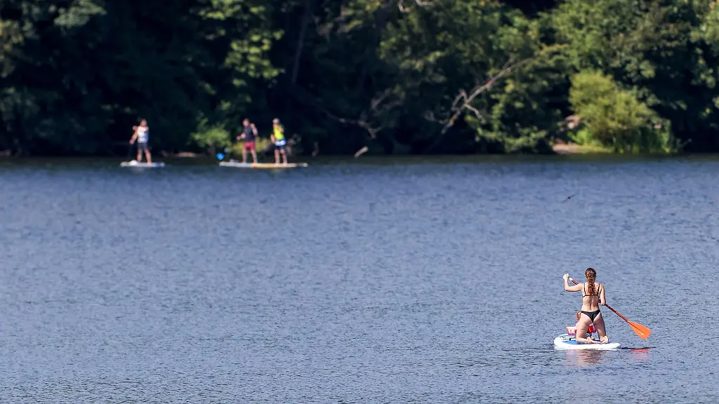 An-der-Sechs-Seen-Platte-in-Duisburg-ist-auch-Stand-Up-Paddle-moeglich