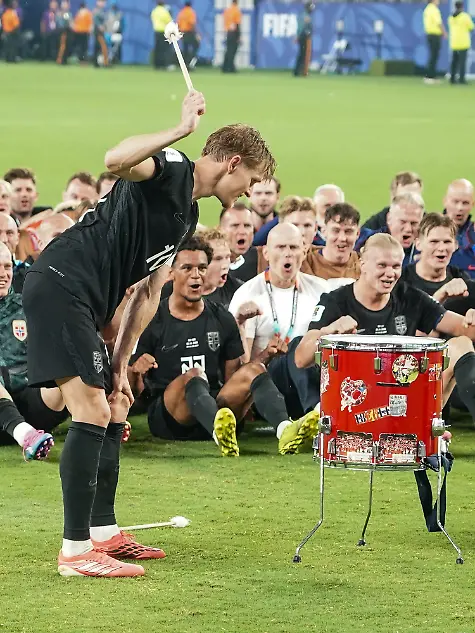 Die-ganze-Mannschaft-Norwegens-macht-den-Vikinger-Ruderjubel-RU-mit-den-Fans-nach-dem-Einzug-in-die-KO-Runde-Martin-Odegaard-Norwegen-Norway-10-an-der-Trommel-New-York-22-06-2026-Norwegen-vs-Senegal-MetLife-Stadium-World-Cup-26-Gruppe-I-2