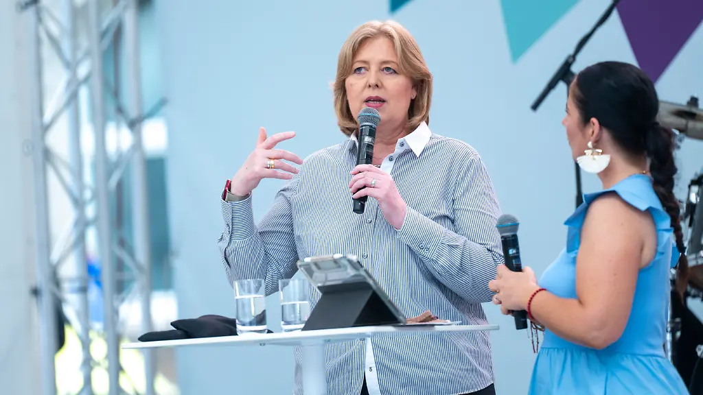 Baerbel-Bas-SPD-l-Bundesministerin-fuer-Arbeit-und-Soziales-spricht-am-Tag-der-offenen-Tuer-der-Bundesregierung-auf-einer-Buehne-vor-dem-Bundesministerium-fuer-Arbeit-und-Soziales
