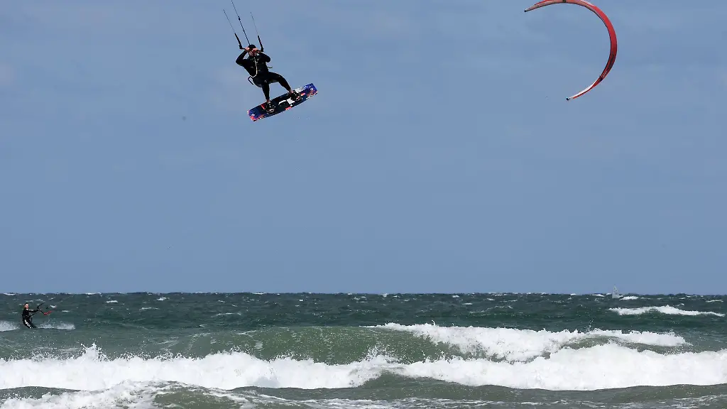 Nach-ersten-Erkenntnissen-der-Polizei-koennte-der-52-Jaehrige-beim-Kitesurfen-verunglueckt-sein