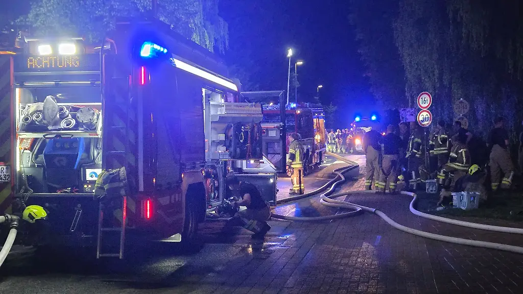 Grosseinsatz-der-Feuerwehr-in-Isselburg-eine-Giesserei-Halle-brennt
