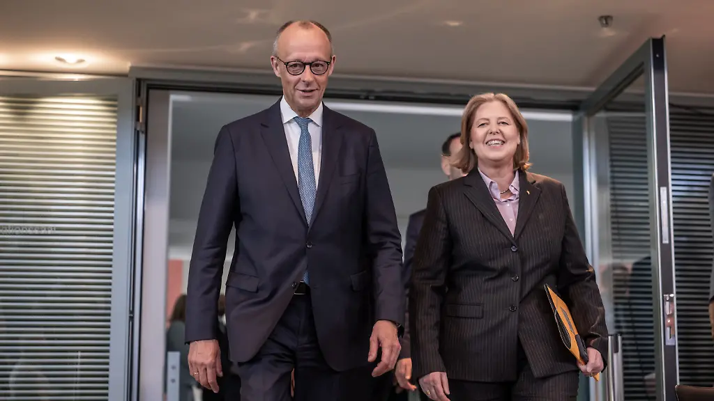 Bundeskanzler-Friedrich-Merz-CDU-und-Baerbel-Bas-SPD-Bundesministerin-fuer-Arbeit-und-Soziales-und-SPD-Parteivorsitzende-kommen-zur-Pressekonferenz-nach-der-Uebergabe-des-Berichts-der-Altersicherungskommission-zur-Rentenreform