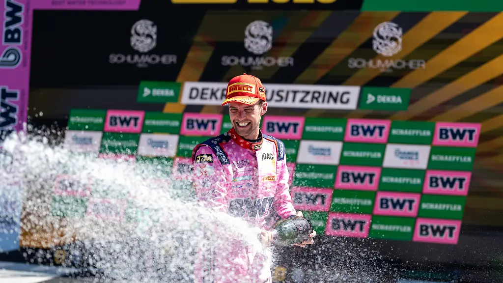 Grosse-Freude-bei-Matteo-Cairoli-ueber-den-Sieg-im-Sonntagsrennen-der-DTM