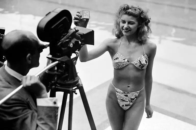 Picture-taken-05-July-1946-at-the-Molitor-pool-in-Paris-of-a-candidate-for-a-beauty-contest-wearing-a-bikini-by-Louis-Reard-Sixty-years-ago-the-bikini-exploded-onto-the-world-and-a-trip-to-the-beach-has-never-been-the-same-since-Once-banned-in-several-countries-as-indecent-today-few-women-s-wardrobes-are-complete-without-it-Photo-prise-le-05-juillet-1946-a-la-piscine-Molitor-a-Paris-d-une-candidate-a-l-election-de-la-plus-jolie-baigneuse-portant-un-bikini-cree-par-Louis-Reard-Soixante-ans-et-toujours-fringant-le-bikini-ne-en-1946-a-perdu-au-fil-des-ans-son-parfum-de-scandale-mais-garde-tout-son-pouvoir-de-seduction-au-point-d-etre-devenu-un-element-incontournable-du-vestiaire-feminin