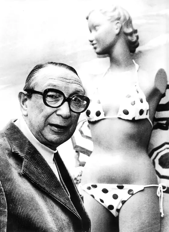 Louis-Reard-im-Jahr-1974-neben-einer-Modepuppe-die-einen-gepunkteten-Bikini-traegt-Am-05-07-1946-war-bei-einer-Modenschau-in-Paris-der-erste-Bikini-vorgefuehrt-worden-Der-Designer-der-zweiteiligen-Bademode-Louis-Reard-hatte-seine-Kreation-nach-dem-pazifischen-Bikini-Atoll-benannt-dem-spaeteren-Schauplatz-amerikanischer-Atomtests