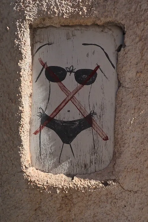 Hoelzernes-Schild-mit-Bikini-verboten-an-Wand-von-Restaurant-Andalusien-Spanien-Europa-Wooden-sign-with-bikini-forbidden-on-wall-of-restaurant-Andalusia-Spain-Europe-Copyright-imageBROKER-Alad-ibxalm07217134