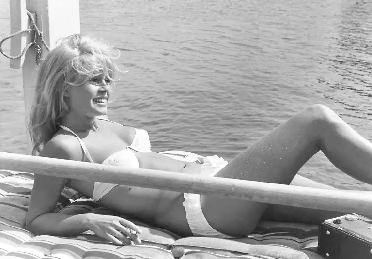 A-VERY-PRIVATE-AFFAIR-Brigitte-Bardot-on-location-in-Switzerland-1961
