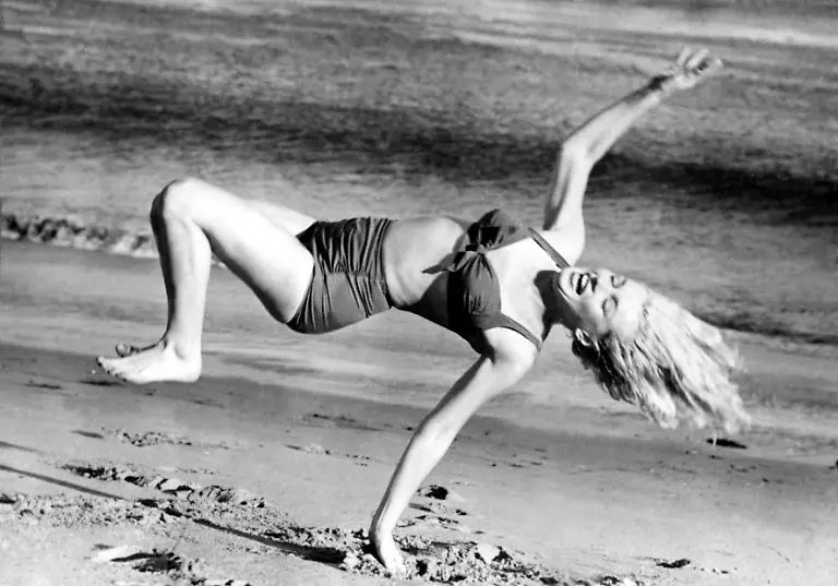 5533338-900324-Marilyn-MONROE-amerikanische-Schauspielerin-gebuertig-Norma-Jean-Mortenson-01-06-1926-05-08-1962-im-Bikini-am-Strand-undatiert-ca-50er-Jahre