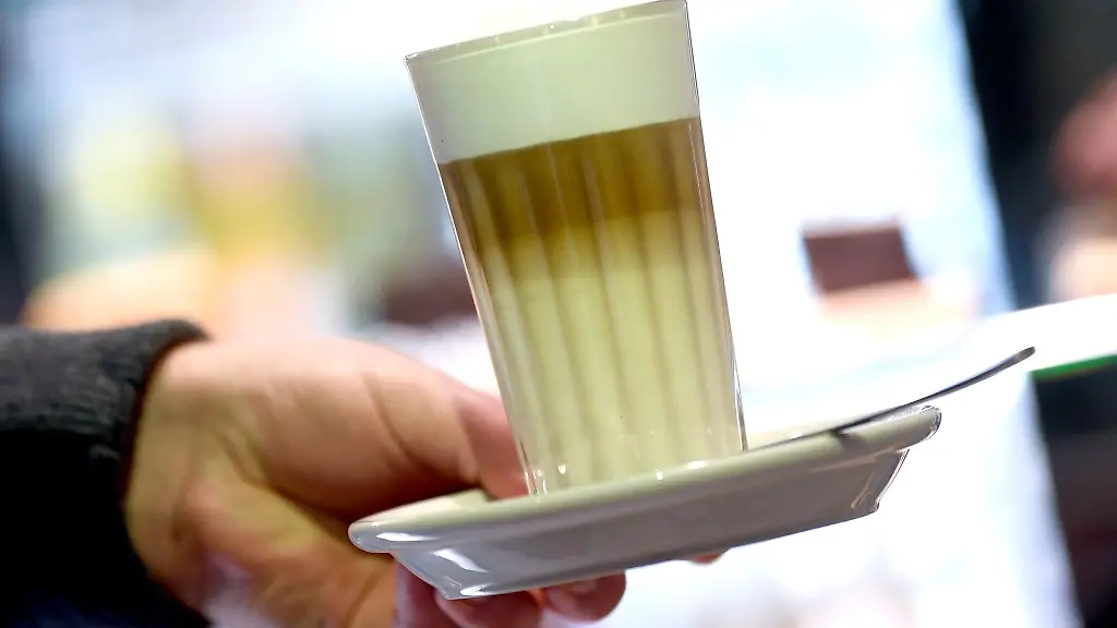 Ein-Mann-hatte-sich-an-einem-Latte-Macchiato-Glas-verletzt
