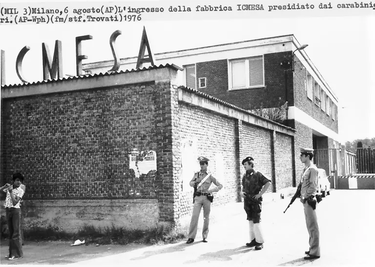 SEVESO-1976-Carabinieri-paramilitary-police-stand-guard-outside-the-Icmesa-s-chemical-plant
