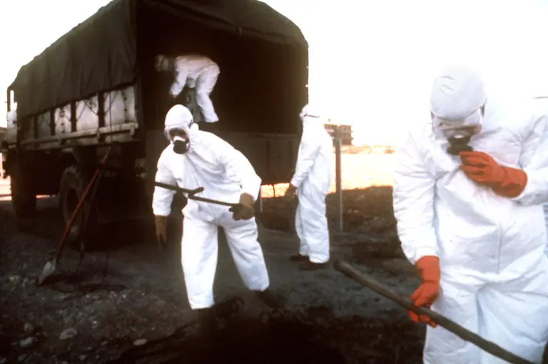 ARCHIV-Spezialisten-in-Schutzanzuegen-sind-am-30-11-1975-auf-dem-Weg-zum-Chemiewerk-Icmesa-am-Stadtrand-der-Gemeinde-Meda-nahe-Mailand-bei-dem-am-10-7-1976-aus-einem-undichten-Kessel-eine-Giftgaswolke-explosionsartig-ausgetreten-war-Dort-sollen-Gewaechs-und-Bodenproben-entnommen-werden-um-sie-auf-Rueckstaende-zu-untersuchen-Durch-den-Wind-verteilte-sich-dei-Giftwolke-auf-ein-weites-Gebiet-suedlich-von-Meda-und-sank-schliesslich-in-der-Nachbargemeinde-Seveso-nieder-Foto-ANSA-dpa-zu-dpa-40-Jahrestag-folgenschwerste-Chemiekatastrophe-in-Europa-vom-10-07