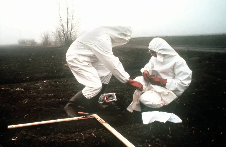 Spezialisten-in-Schutzanzuegen-entnehmen-Gewaechs-und-Bodenproben-in-der-Umgebung-von-Seveso-um-sie-auf-Rueckstaende-zu-untersuchen-Am-10-7-1976-war-aus-einem-undichten-Kessel-des-Chemiewerkes-Icmesa-am-Stadtrand-der-Gemeinde-Meda-nahe-Mailand-eine-Giftgaswolke-explosionsartig-ausgetreten-Durch-den-Wind-verteilte-sie-sich-auf-ein-weites-Gebiet-suedlich-von-Meda-und-sank-schliesslich-in-der-Nachbargemeinde-Seveso-nieder-Erst-nachdem-am-14-7-Blaetter-von-den-Baeumen-fielen-und-Kleintiere-eingingen-wurden-Proben-des-Giftes-analysiert-Es-handelte-sich-um-die-hochgiftige-organische-Substanz-Tetrachlordibenzodioxin-kurz-TCDD