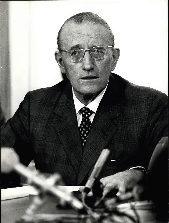 24-August-1976-Herr-Walter-Jann-Gesch-ftsf-hrer-des-Schweizer-Pharma-Multis-Hoffmann-La-Roche-ist-ma-geblich-an-der-Seveso-Katastrophe-in-Norditalien-beteiligt