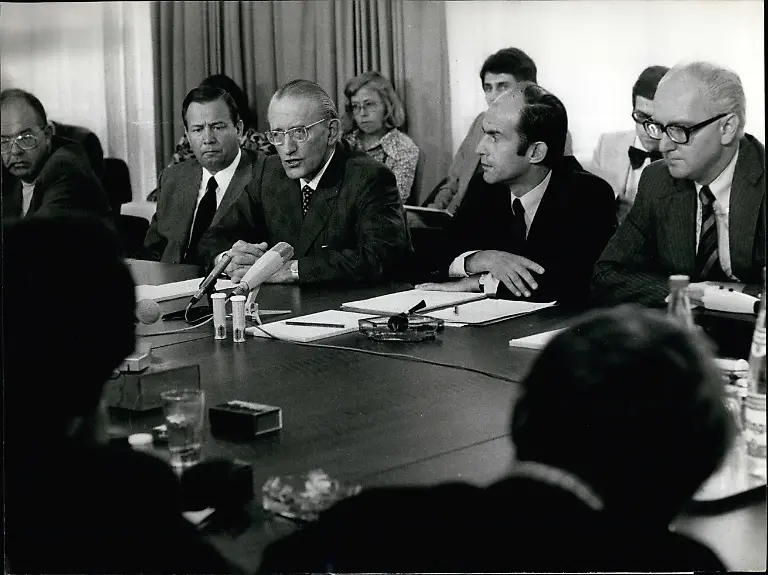 8-August-1976-Hoffmann-La-Roche-Pressekonferenz-zu-Seveso-Die-Leitung-des-Schweizer-Pharma-Multis-Hoffmann-La-Roche-der-Muttergesellschaft-der-italienischen-Icmesa-SA-in-Seveso-wo-sich-vor-vier-Wochen-die-Dioxin-Katastrophe-ereignete-Von-links-Vizepr-sident-A-Hartmann-Pr-sident-WA-Jann-Generaldirektor-Dr-Waldvogel-von-der-Givaudan-SA-in-Genf-und-Dr-von-Wartburg-Vizepr-sident-von-Hoffmann-La-Roche