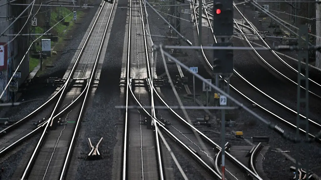 Ein-Blitzeinschlag-macht-Probleme-auf-der-Bahnstrecke-zwischen-Duesseldorf-und-Duisburg
