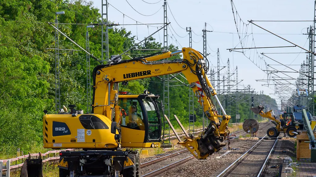 Bagger-fahren-am-Bahnhof-Gerwisch-ueber-das-Gleisbett