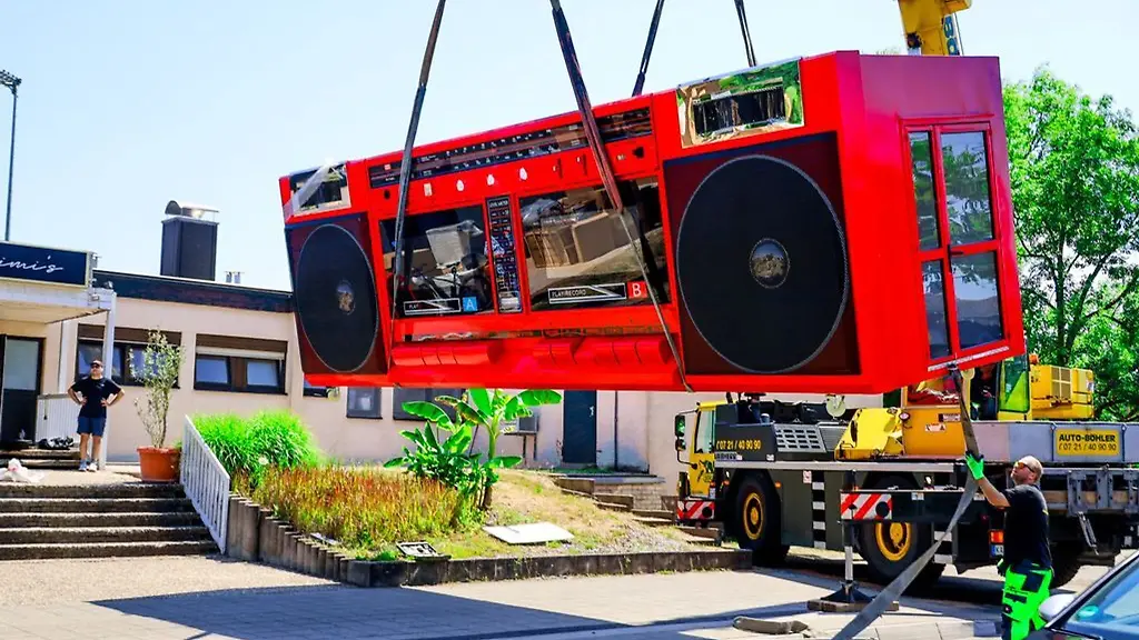 Hier-schwebt-eine-Ghettoblaster-Eisdiele-bald-stehen-hier-eishungrige-Gaeste-vermutlich-Schlange