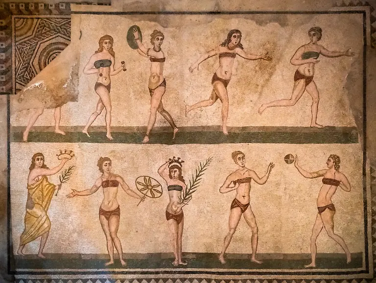 Bikini-girls-mosaics-in-Villa-Romana-del-Casale-Piazza-Armerina-Sicilia-Italy