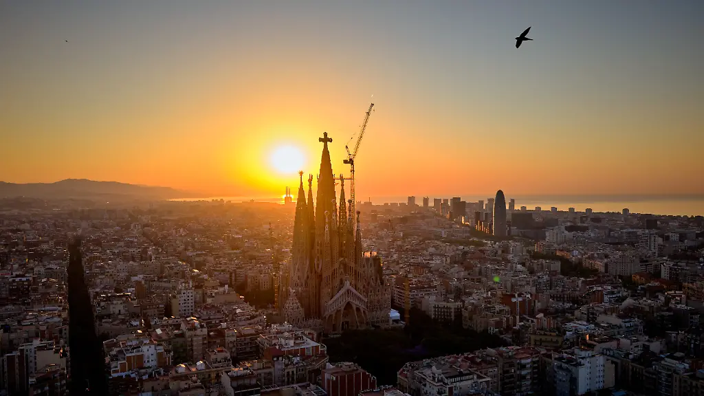 Ein-Blick-auf-die-Basilika-der-Sagrada-Familia-in-Barcelona-vor-dem-Besuch-von-Papst-Leo-XIV-in-Barcelona-im-Juni