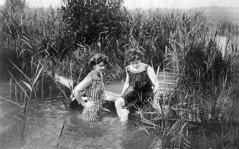 Historische-Aufnahme-Badeszene-Bademode-um-1900