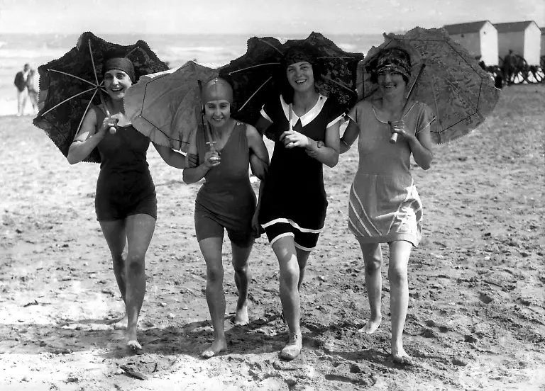 Britische-Strandschoenheiten-schuetzen-sich-1926-mit-Schirmen-vor-der-Sonne