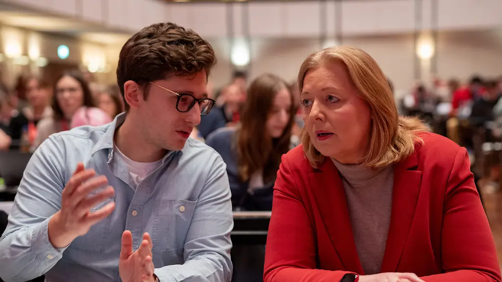Bundesarbeitsministerin-und-SPD-Parteivorsitzende-Baerbel-Bas-r-spricht-am-zweiten-Tag-des-Bundeskongresses-der-Jungsozialisten-Jusos-in-Mannheim-mit-dem-Juso-Bundesvorsitzenden-Philipp-Tuermer