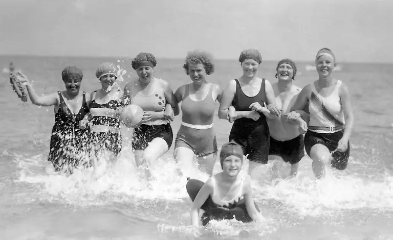 Historische-Aufnahme-froehliche-Badegruppe-Ostsee-ca