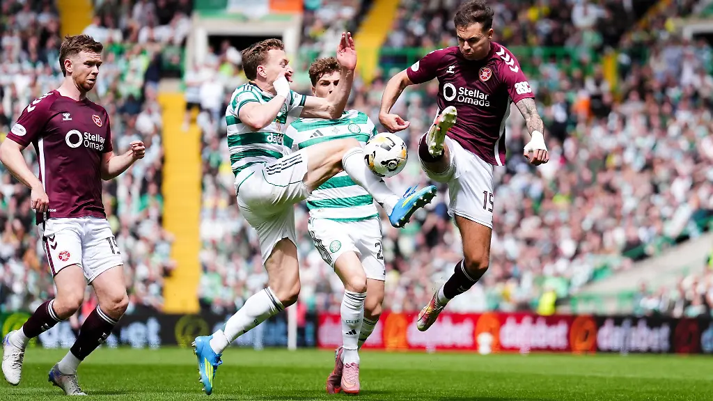 Michael-Steinwender-r-im-Zweikampf-mit-Alistair-Johnston-von-Celtic-Glasgow