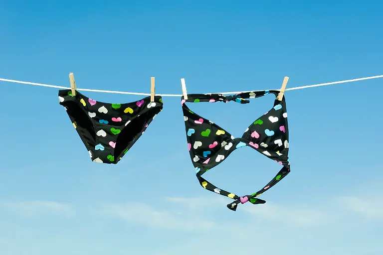 Bikini-hanging-on-clothes-line-Modellfreigabe-vorhanden