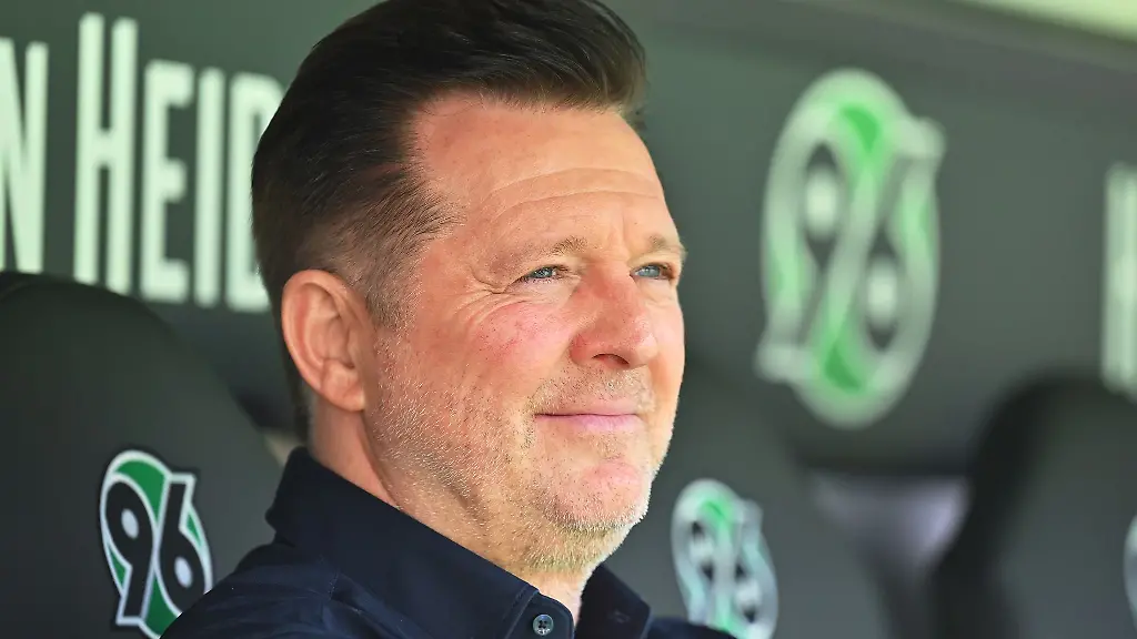 Trainer-Christian-Titz-und-Hannover-96-sind-in-die-Saisonvorbereitung-gestartet