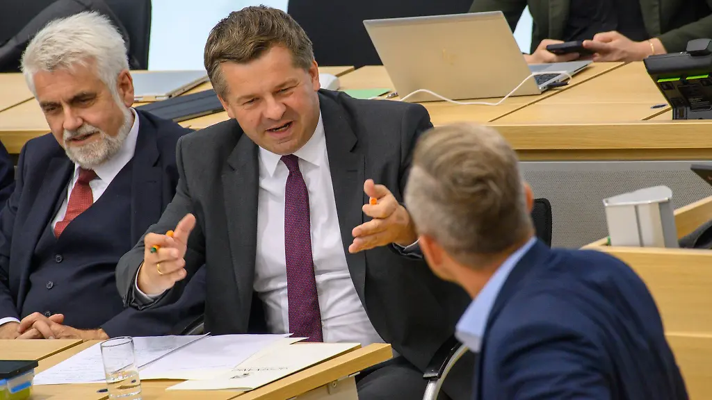 Ministerpraesident-Sven-Schulze-CDU-Mitte-und-AfD-Spitzenkandidat-Ulrich-Siegmund-rechts-haben-sich-einen-politischen-Schlagabtausch-im-Parlament-geliefert