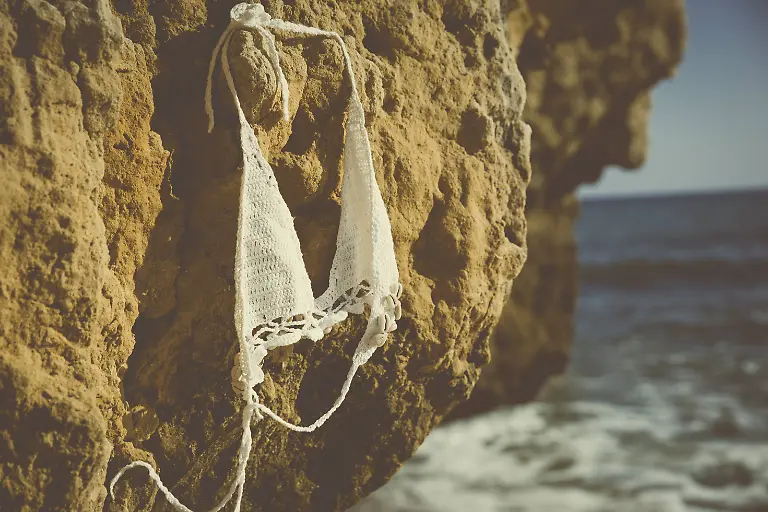 Bikini-top-hanging-on-a-rock-on-the-beach-PUBLICATIONxINxGERxSUIxAUTxHUNxONLY-CHPF00347-Bikini-Top-Hanging-ON-a-Rock-ON-The-Beach-PUBLICATIONxINxGERxSUIxAUTxHUNxONLY-CHPF00347