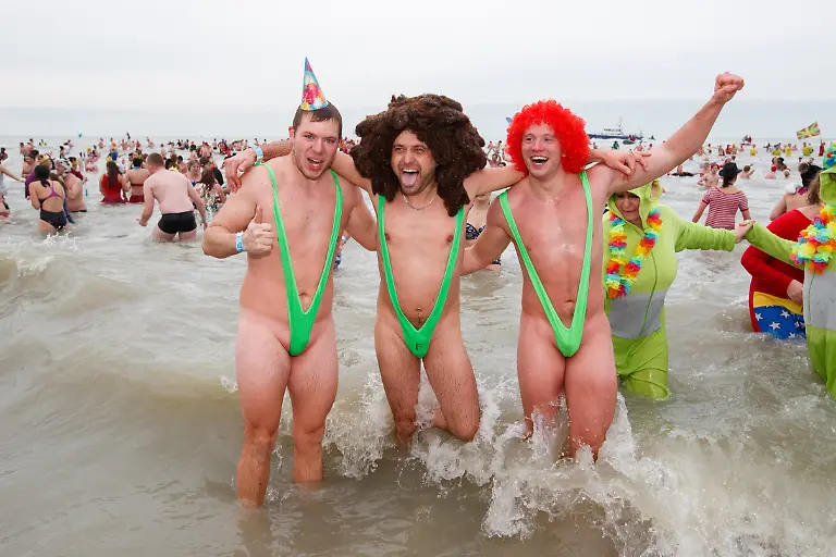 dpatopbilder-Teilnehmer-des-traditionellen-Neujahrsschwimmen-bekleidet-mit-Herren-Mankinis-stehen-am-06-01-2018-in-Ostende-Belgien-in-der-Nordsee