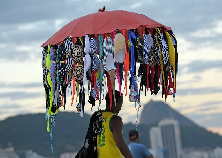 Rio-de-Janeiro-Feature-um-die-Copacabana-Aktivitaeten-am-Strand-Bikiniverkauf-Bikini-Verkaeufer-Badedress
