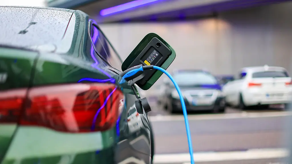 Liegt-die-tatsaechliche-Reichweite-eines-E-Autos-deutlich-unter-der-vom-Hersteller-angegebenen-Reichweite-kann-dies-zum-Ruecktritt-vom-Kaufvertrag-berechtigen