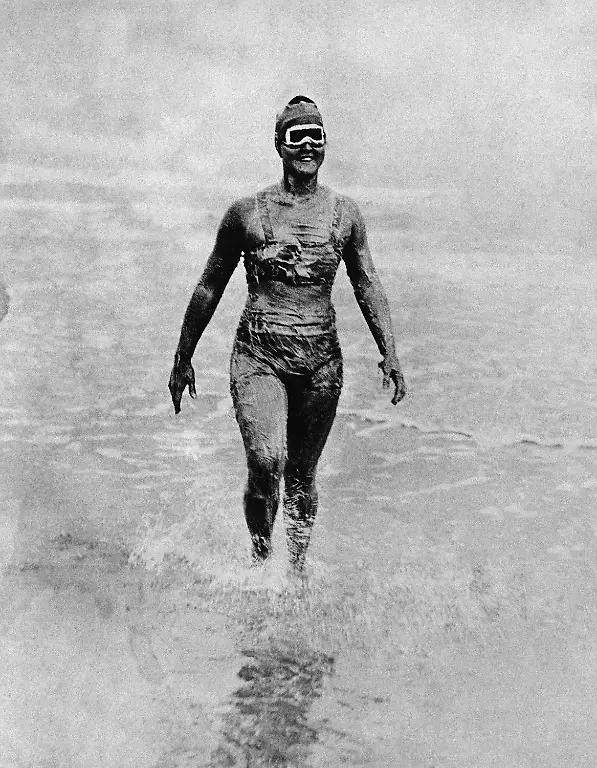 Swimmer-Gertrude-Ederle-with-body-greased-and-wearing-goggles-enters-the-turbulent-waters-off-the-English-Channel-for-the-start-of-her-record-breaking-swim-across-to-the-Chalk-Cliffs-Aug-16-1926-Dover-England