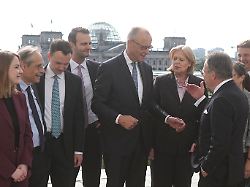 Rentenreform soll kommen - echt!: Junge legen den Alten den Ball auf den Elfmeterpunkt