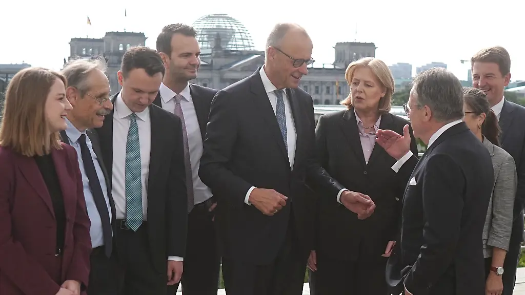 Bundeskanzler-Friedrich-Merz-CDU-M-und-der-Vorsitzende-der-Rentenkommission-Frank-Juergen-Weise-3-v-r-unterhalten-sich-vor-der-Pressekonferenz