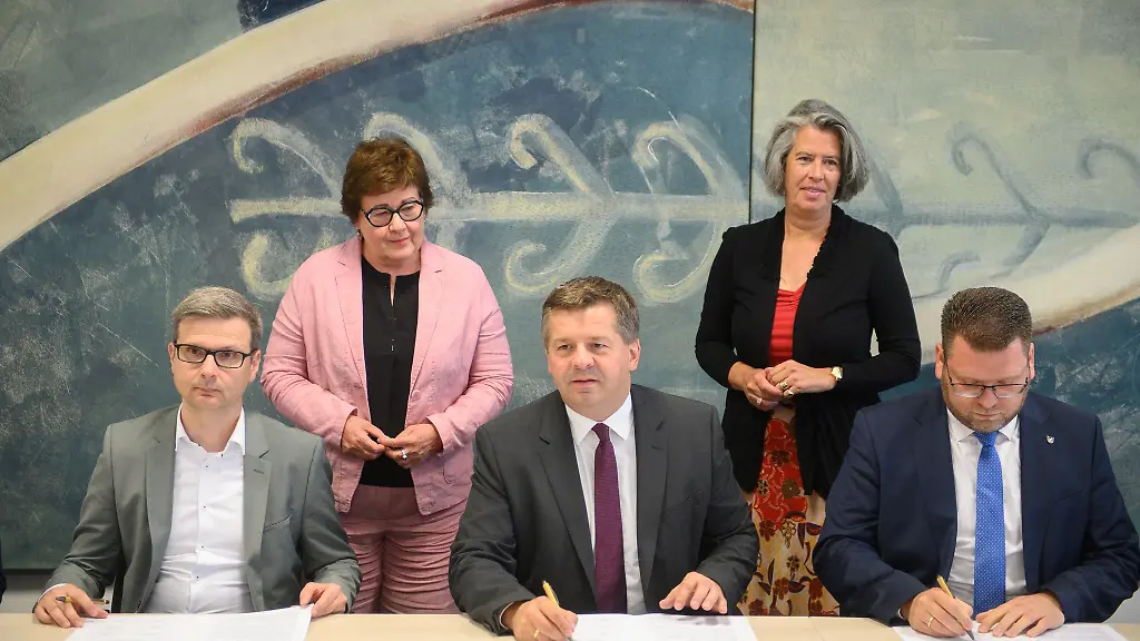 In-Magdeburg-haben-Vertreter-der-Landesregierung-der-Kommunen-der-Wirtschaft-und-der-Bundesagentur-fuer-Arbeit-eine-Vereinbarung-zur-Initiative-Buergerarbeit-unterzeichnet