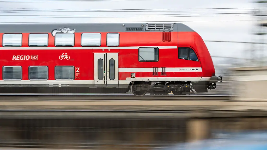 Eine-Weichenstoerung-hat-die-Bahnstrecke-Leipzig-Dresden-lahmgelegt